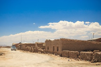 No caminho, muitas casas erguidas em adobe.
