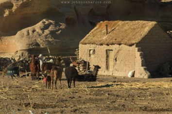 Uma típica casa rural feita de adobe