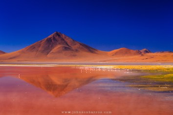 Devido à grande quantidade de algas que vivem nessa lagoa salgada, a cor vermelha tinge suas águas e servem de alimento para os flamingos.